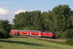 Am 01. August 2010 beschleunigt die Ulmer 218 431 den IRE 4211 von Ulm nach Lindau nach dem Halt in Aulendorf bei Zollenreute in eine Kurve in Richtung Ravensburg.