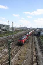 218 402 schiebt ihren RE Mnchen Hbf entgegen.