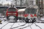 218 431 steht im Ulmer HBF und wartet auf neue AUfgeben, daneben fhrt gerade RE57476 aus Kempten ein 
(19.12.2010)