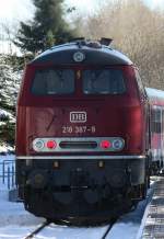 Die 218 387-9 bei der Ausfahrt aus Usseln am 30.01.2011.