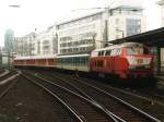 218 142-8 mit RE 72880 (RE 49 Niederbergische Bahn) Wuppertal- Essen auf Wuppertal Hauptbahnhof am 21-4-2001. Seit 2003 sind die RB-zge mit BR 218 ersetzt durch S-Bahnzge S9 mit BR 420. Bild und scan: Date Jan de Vries.