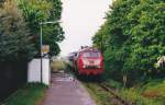 218 277 fhrt am 15.5.01 in den Haltepunkt Ipsheim ein. (Blick nach Osten) 