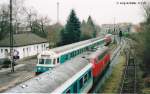 Blick von der Fugngerbrcke in Bad Windsheim nach Westen am 8.1.01 auf zwei „218er“ an den Bahnsteigen und die westlichen Ausfahrsignale.