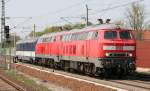 218 834-0 und 218 839-9 mit polnischem Schlafwagen des Euro Night  Jan Kiepura  am Haken in Rathenow am 23.04.2011.