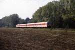 Im Oktober 1984 schiebt 218 140-2 in aufgabenspezifischer Lackierung einen Zug der zum Fahrplanwechsel 1984/85 neu geschaffenen  CityBahn  Kln--Gummersbach durchs Aggertal. Mit diesem Angebot, fr das  Silberlinge  umgebaut und neu lackiert wurden (auch ein Stehcaf war im Angbeot), schlug, wenn man's so recht bedenkt, die eigentliche Geburtsstunde der Bahn-Regionalisierung. Kamera: Minolta X 700 mit Minolta Rokkor 1,4/50 mm; Film: Kodak Ektachrome 100