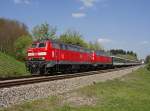 218 463-8 und 218 404-2 mit dem EC 194 von Mnchen nach Zrich am 17.04.2011 am Anfang des Lindauer Ortsteils Schnau.