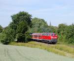 Das 218-bespannte Sandwich, das am 29.5.2011 auf der Zellertalbahn pendelte, sollte dann um 11:39 wieder in Harxheim-Zell sein. Dies war auch so der Fall, und so sehen wir hier die bestens gepflegte 218 483-6 vom Betriebshof Karlsruhe mit ihren drei n-Wagen und der Schwesterlok am Schluss auf dem Weg in Richtung Monsheim. Viele Gre an den frhlich pfeifenden Tf und die Mitfotografen!