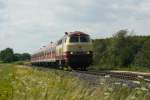 218 105 fhrt bei schnstem Sommerwetter mit dem ersten nachmittglichen RB23-Verstrker durch die Felder zwischen Rheinbach und Odendorf.