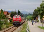 Zurck am  Oberstdorfer Bhnle  (II): Ebenfalls in Immenstadt entstand am 7.8.2011 dieses Foto der Kemptner 218 464-6, die gleich - leicht versptet - am Ziel ihrer nur sieben Minuten dauernden Fahrt mit RE 57395 von Sonthofen nach Immenstadt angelangt ist.