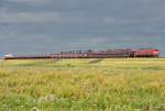 Die 218 342-4 und 218 372-5 ziehen den Syltshuttle in Doppeltraktion von Niebll ber den Hindenburgdamm nach Westerland auf Sylt am 19.08.2011