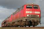 Die 218 319-2 zieht in DT den Syltshuttle in Doppeltraktion von Niebll ber den Hindenburgdamm nach Westerland auf Sylt am 19.08.2011