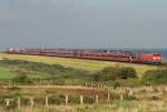 Die 218 342-2 zieht ihren Syltshuttle in DT von Niebll ber den Hindenburgdamm Richtung Westerland auf Sylt am 20.08.2011