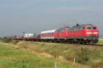 Die 218 345-7 zieht einen Syltshuttle in DT von Westerland auf Sylt hinter Keitum Richtung Niebll am 21.08.2011