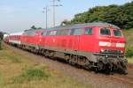 Die 218 307-7 in DT mit einem Syltshuttle von Westerland auf Sylt nach Niebll Richtung Hindenburgdamm am 21.08.2011