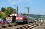 Die etwas ausgeblichene Frankfurter 218 442-2 verlsst um 12:02 den Bahnhof Glauburg-Stockheim auf Langsamfahrt, um ber die Niddertalbahn und Bad Vilbel in Richtung Frankfurt Hauptbahnhof zu fahren.