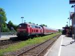 Lok 218-439 schiebt den RE nach Lindau aus dem Bahnhof Langenargen.