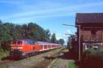 218 379 durcheilt den aufgelassenen Bahnhof Altenbruch kurz vor Erreichen des Ziels Cuxhaven, 26.07.2004, RE 14574.