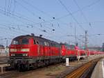 218 423-2 sowie eine Schwesterlok schieben das Wagenmaterial fr RB27063 in den Mnchener Hauptbahnhof;110329