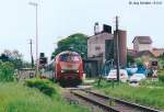 218 277 passiert auf dem Weg nach Steinach am 15.5.01 den Bahnbergang westlich vom Haltepunkt Burgbernheim.