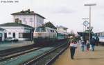 218 216 hlt im April 98 mit einer kurzen Regionalbahn in Marktredwitz auf Gleis 1. Am rechten Bildrand steht auf Gleis 3 ein InterRegio.