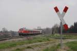 218 435-6 passiert mit ihrem RE von Mnchen nach Memmingen einen Bahnbergang der Strecke Epfenhausen - Penzing, bei Epfenhausen, 14.04.12