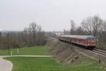 218 457-0 hat ihren RE von Fssen nach Mnchen gerade eben ber die Lechbrcke geschoben, bei Kaufering, 14.04.12