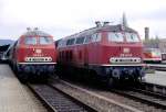218 010-7 und 218 241-8 nebeneinander im Bahnhof Bayreuth, April 1989