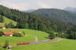 EC 192 von Mnchen nach Zrich durchfhrt im Tal der Oberen Argen am 18.06.2012 den Gleisbogen bei Oberthalhofen.