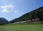 Kurz nach der Durchfahrt von Oberstaufen wird der EC 195 auf der Fahrt von Zrich nach Mnchen Knechtenhofen passieren, wo am 23.06.2012 auf sogenannten Heinzen Heu getrocknet wird.