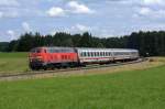 Die 218 464 mit dem IC 2085 am 09.08.2012 in der Nhe von Kipfenberg.