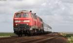 218 381-2 und 369-7 mit dem IC 2072/RE 2072  Sylter Strand  (Dresden Hbf-Westerland(Sylt)) am Ende des Hindenburgdamms 7.8.12