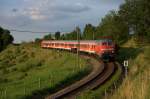 Die 218 467-9 am Abend des 08.08.2012 mit ihrem RE nach Fssen in Leuterschach.