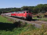 An einem Holzlagerplatz im Schussentobel bei Kilometer 165.4 ist 218 487-7 und eine unerkannt gebliebene 218er mit dem IC 118  BODENSEE  von Innsbruck nach Mnster (Westfalen) in Richtung Ulm