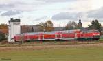 Der letzte Herbst im Niddertal mit der vollen Drhnung der BR 218: 218 442-2 hat soeben mir ihrem RE nach Frankfurt (Main) Hbf den Bahnhof von Glauburg-Glauberg verlassen und fhrt nun dem nchsten