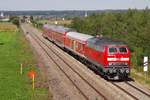 Auf der Fahrt von Lindau nach Ulm hat 218 427-3 mit IRE 4208 das Naturschutzgebiet Schenkenwald hinter sich gelassen und wird in Kürze die Haltestelle Mochenwangen durchfahren (16.09.2012).