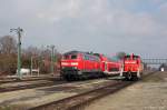 218 356 verlsst mit RB 27085 gerade den Bahnhof Garching. Rechts im Bild steht 362 756, die als T 77390 von Mhldorf nach Trostberg berfhrt wird und wenige Minuten spter den Bahnhof verlassen wird. 15.03.2013