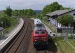 218 399-4 mit Mezug durch´s Vogtland - Nach unseren Informationen sollte der mit 218 bespannte Mezug um 11.24 Uhr in Hof abfahren.

Wir warteten in Reuth und die 612er, die 654er der Vogtlandbahn und eine 223er mit Containerzug fuhren unter uns hinweg und die Zeiger der Uhr drehten sich immer weiter.

Die nette Fahrdienstleiterin klrte uns dann auf, der Zug stehe noch in Oberkotzau und fahre dort um 11.44 Uhr ab.

Und dann kam er doch noch durch Reuth , um 12.35 Uhr.
21.05.2012 Bahnstrecke 6362 Leipzig - Hof
