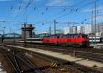 218 440 + 218 40x mit einem EC am 28.02.2009 bei der Einfahrt in Mnchen Hbf.