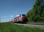 Am 28.05.2013 legt sich 218 402 kurz nach Walpertskirchen mit ihrem RE nach Mhldorf in die Kurve.