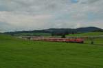 218 464-8 erreicht an einem sehr regnerischen Tag mit RE 32612, Mnchen Hbf - Fssen, bei Weizern-Hopferau in Krze ihren Zielbahnhof.