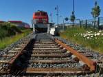 Von Frankfurt am Main ber Kln und Lbeck nach Burg auf Fehmarn, 218 321-8 hat am 09.06.2013 mit dem IC 2220 sein Ziel ereicht. Mit dem IC vom grten zum kleinsten Kopfbahnhof, der Bahnhof in Burg hat nur ein Gleis, das wenige Meter hinter dem Prellbock endet. Dahinter ist ein Zaun und ein ffendlicher Weg der diese Perspektive ermglicht.