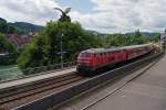 DB/Hochrheinbahn: 218 343-2 mit RE 20719 beim Passieren des Adlerdenkmals bei der Haltestelle Laufenburg (Baden) am 21.