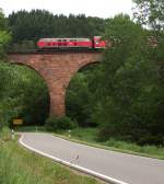 An  normalen  Tagen sieht man hier auf dem Petersbachviadukt nur Triebwagen der Baureihe 642 oder 643. Am Wochenende 21. - 23.06.2013 waren aber nur Wendezge mit der Baureihe 218 zu sehen. Die Stichbahn Pirmasens Nord - Pirmasens Hauptbahnhof mute wegen des Rheinland-Pfalz Tages eine erhhte Fahrgastzahl verkraften.
Viele der rund 250 000 Besucher kamen mit der Bahn aus der Pfalz aber auch aus dem Saarland.
22.06.2013 Bahnstrecke 3310 Pirmasens Nord (Biebermhle) - Pirmasens Hauptbahnhof