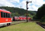 218 411-7 bringt ihren Zug von Hauptbahnhof Pirmasens herunter.