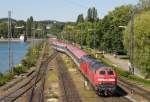 Nachdem ich vor kurzem bereits ein Foto aus Lindau mit einem leichten Wolkenschaden gezeigt habe, versuchte ich erneut mein Glck. Fotoobjekt sollte dieses Mal der IC 119 (Mnster [Westf.] - Innsbruck) sein, der von zwei Ulmer 218 nach Lindau gebracht wird. Am 1. August 2013 war dafr unter anderem 218 434-9 zustndig, die den Zug hier mit einer leichten Versptung ber den Bodenseedamm zieht.