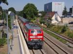 Auf der Fahrt von Stuttgart nach Lindau passiert 218 496-8 mit IRE 4229 am 02.08.2013 mit leichter Verspätung die Haltestelle Ulm-Donautal.
