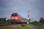 Regionalbahn von Westerland nach Hamburg-Altona bei der Ausfahrt aus Keitum/Sylt.