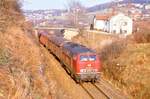 218 306 verlässt Cham und rollt durch Loibling, 03.04.1985.