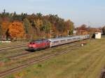 Die 218 426 und die 218 402 mit einem EC am 26.10.2013 bei der Einfahrt in Garching an der Alz.