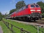 218 422-4 und 218 403-3 mit dem EC 194 von Mnchen nach Zrich haben am 17.08.2013 gerade Lindau-Aeschach passiert und sind kurz vor der Einfahrt in den Bahnhof Lindau.